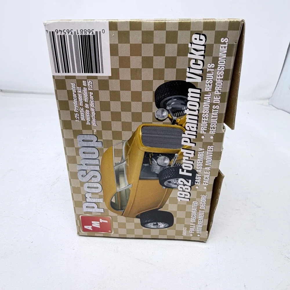 AMT ProShop 1932 Ford Phantom Vickie 1:25 Model Kit Predecorated Hot Rod 38203
